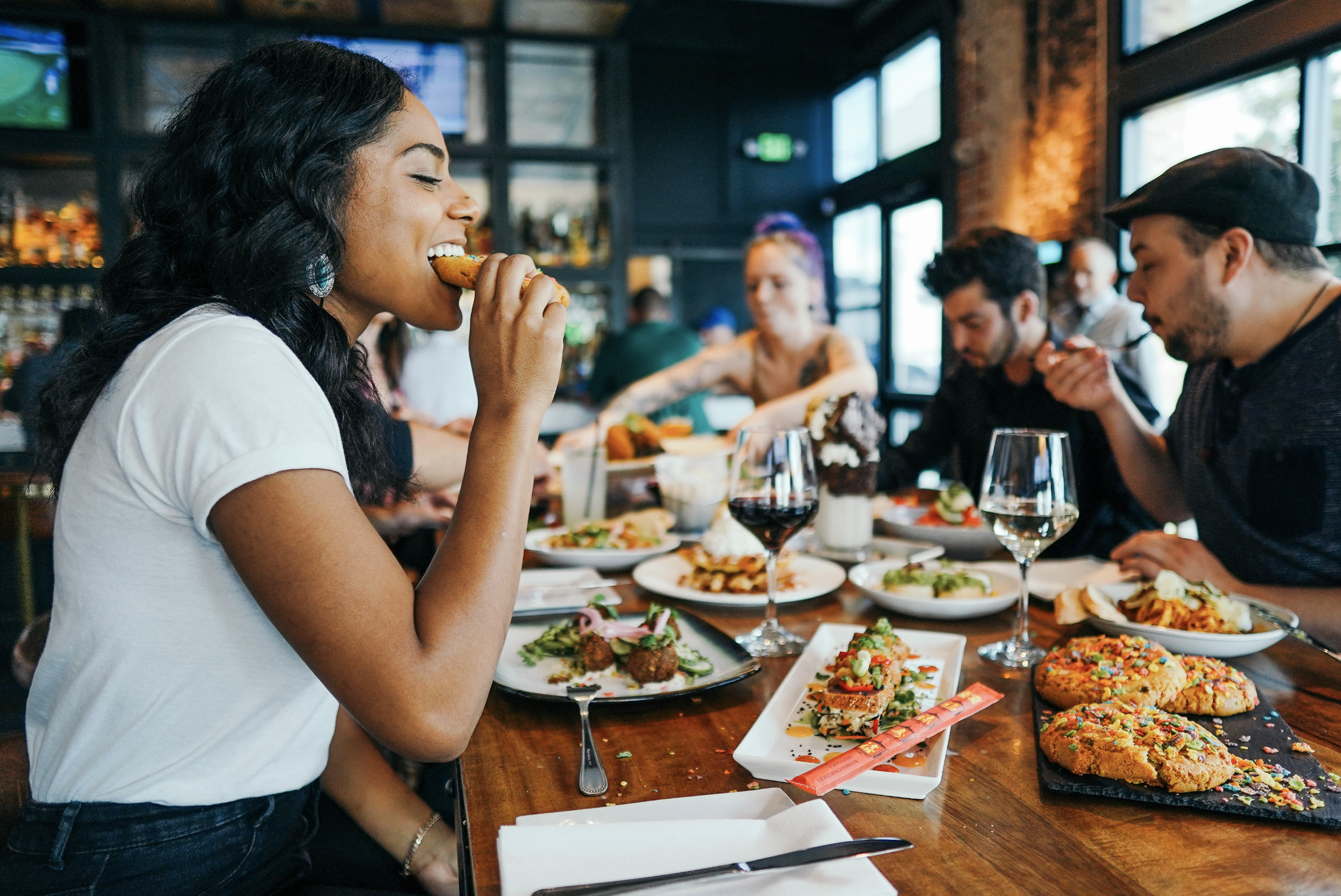 8 tips to eat out and reach your fitness goals