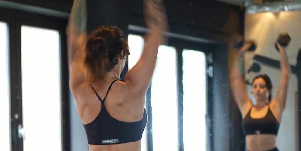 schouders trainen vrouw